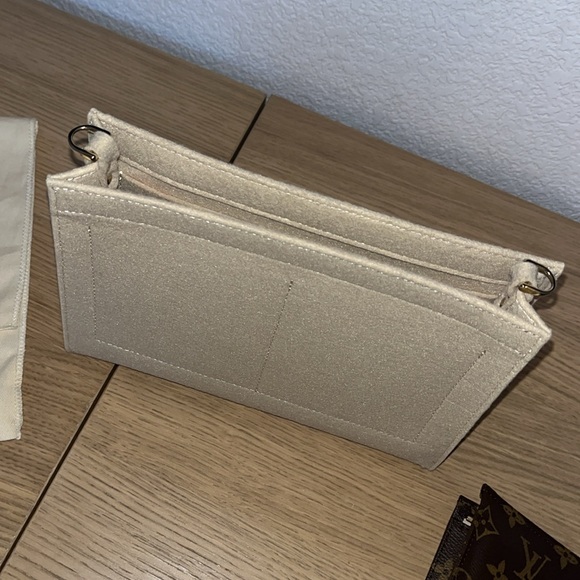 Louis Vuitton monogram toiletry pouch 26 - Picture 5 of 7